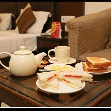 Hotel O Airport Plaza By Palace Új-Delhi Kültér fotó