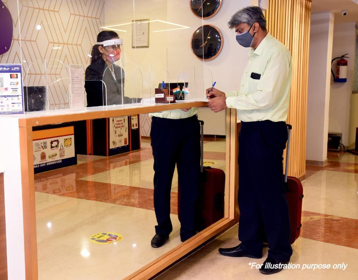 Hotel O Airport Plaza By Palace Új-Delhi Kültér fotó