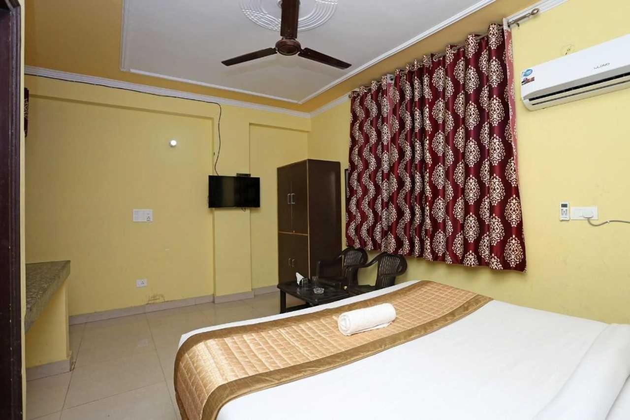 Hotel O Airport Plaza By Palace Új-Delhi Kültér fotó